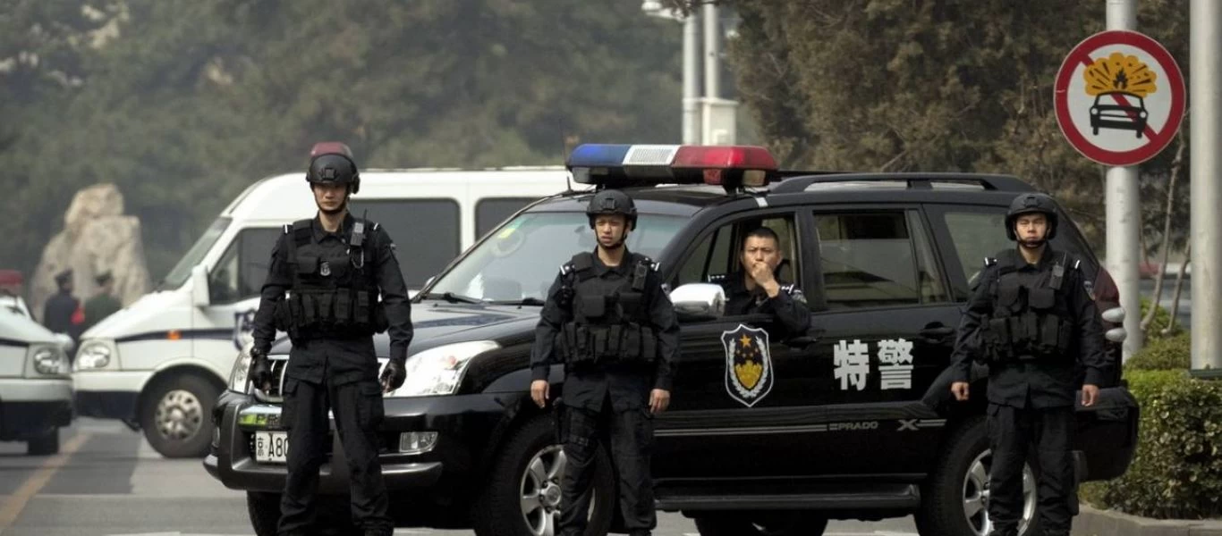 Κίνα: Αστυνομικοί φορούν κράνη με υπέρυθρες για να διαβάζoυν θερμοκρασία και covid pass (συγκλονιστικό βίντεο)